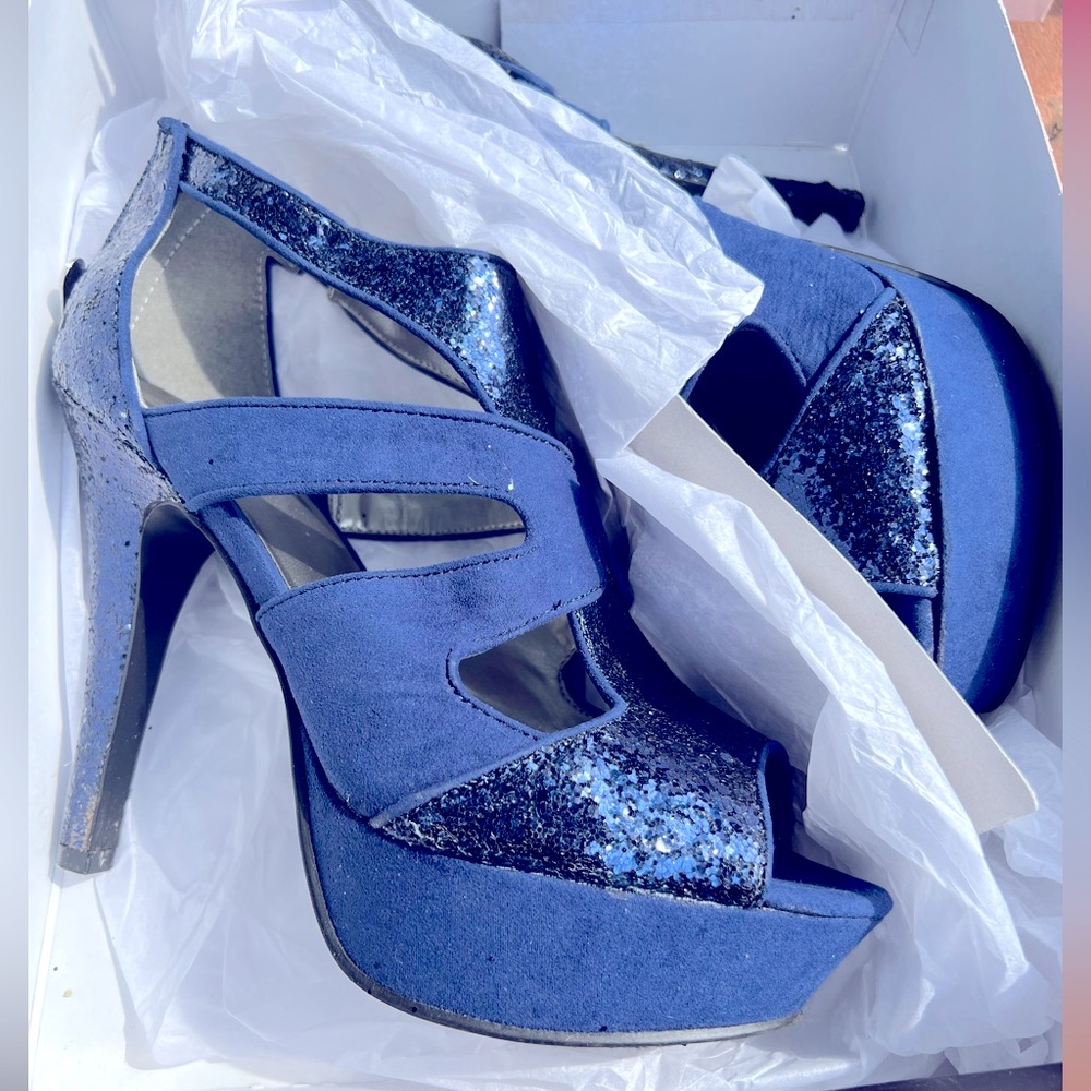 Guess Blue Multi Texture GGNEOLA2 size 8.5